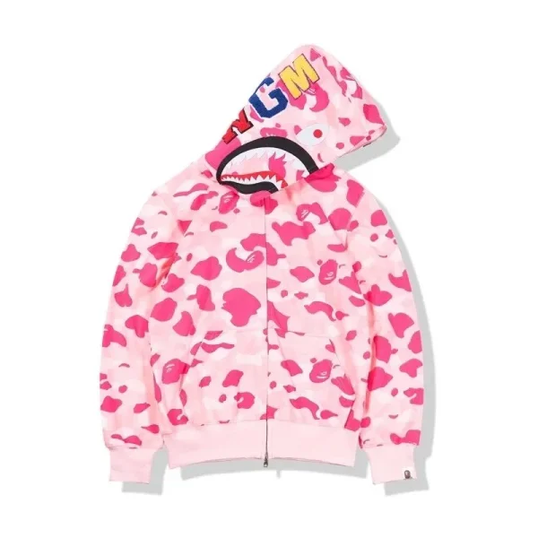 Růžová maskovaná mikina s kapucí zobrazená v odkazovaném katalogu A Bathing Ape