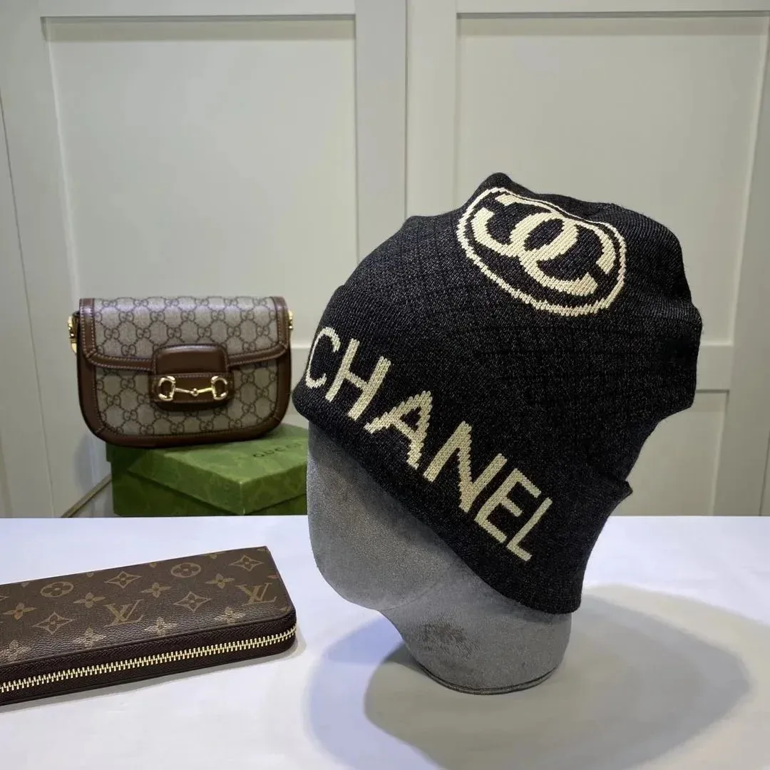 Chanel · Black & beige beanie