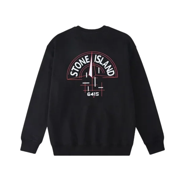 Černý výstřih s logem zobrazený v propojeném katalogu Stone Island